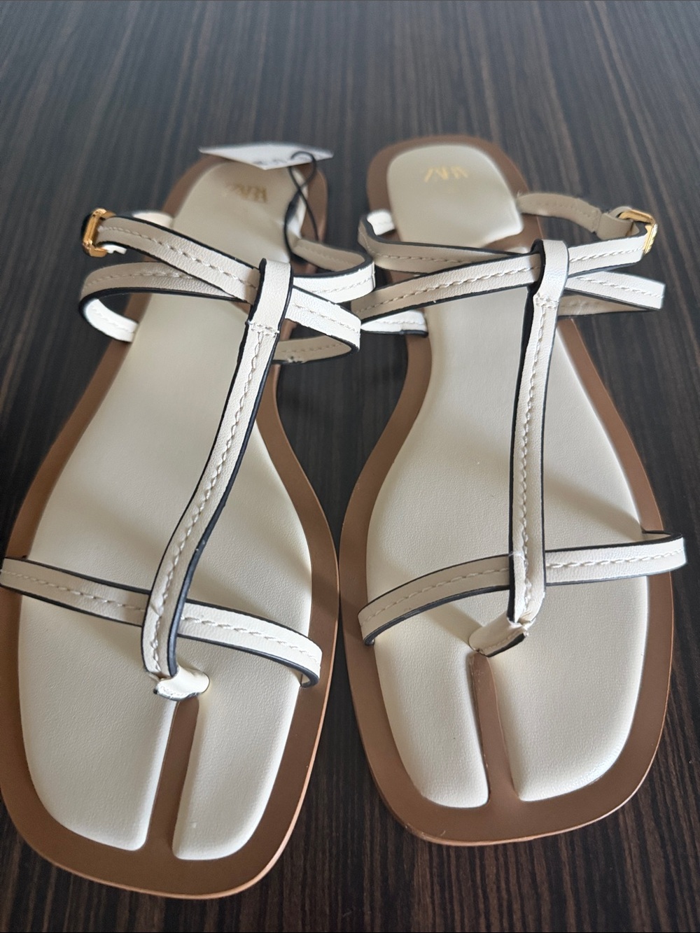 Zara White T‑Strap Split‑Toe Sandals with Tan Trim